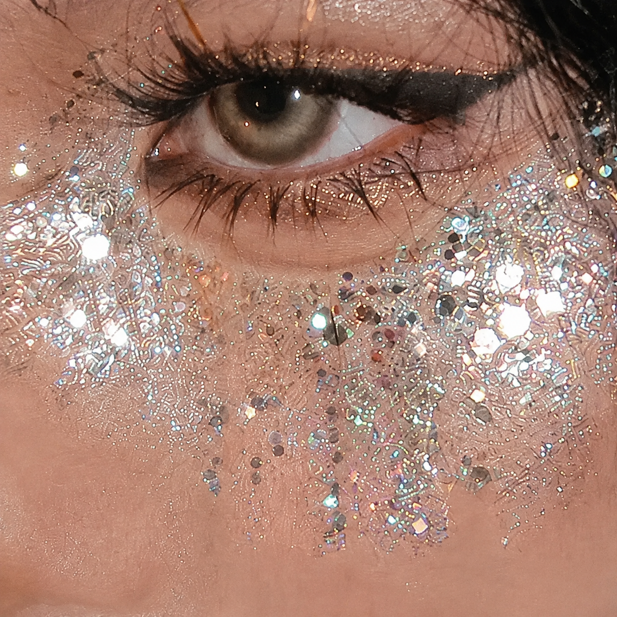 Glitter shade 02 model look